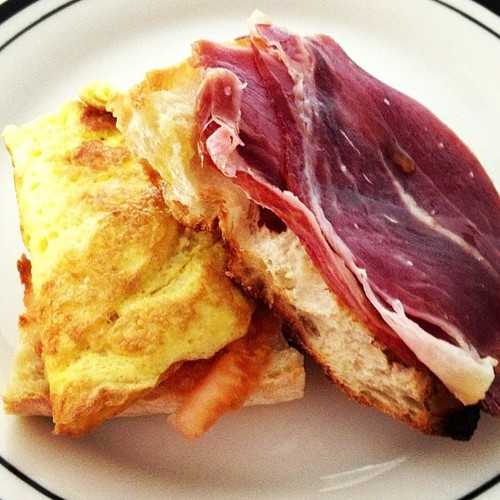 Bocadillo de tortilla francesa con jamon