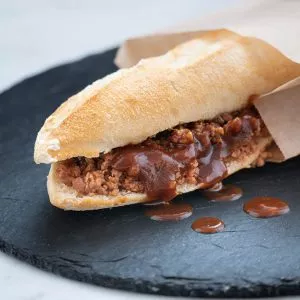 Bocadillo de picadillo de venao con salsa de setas