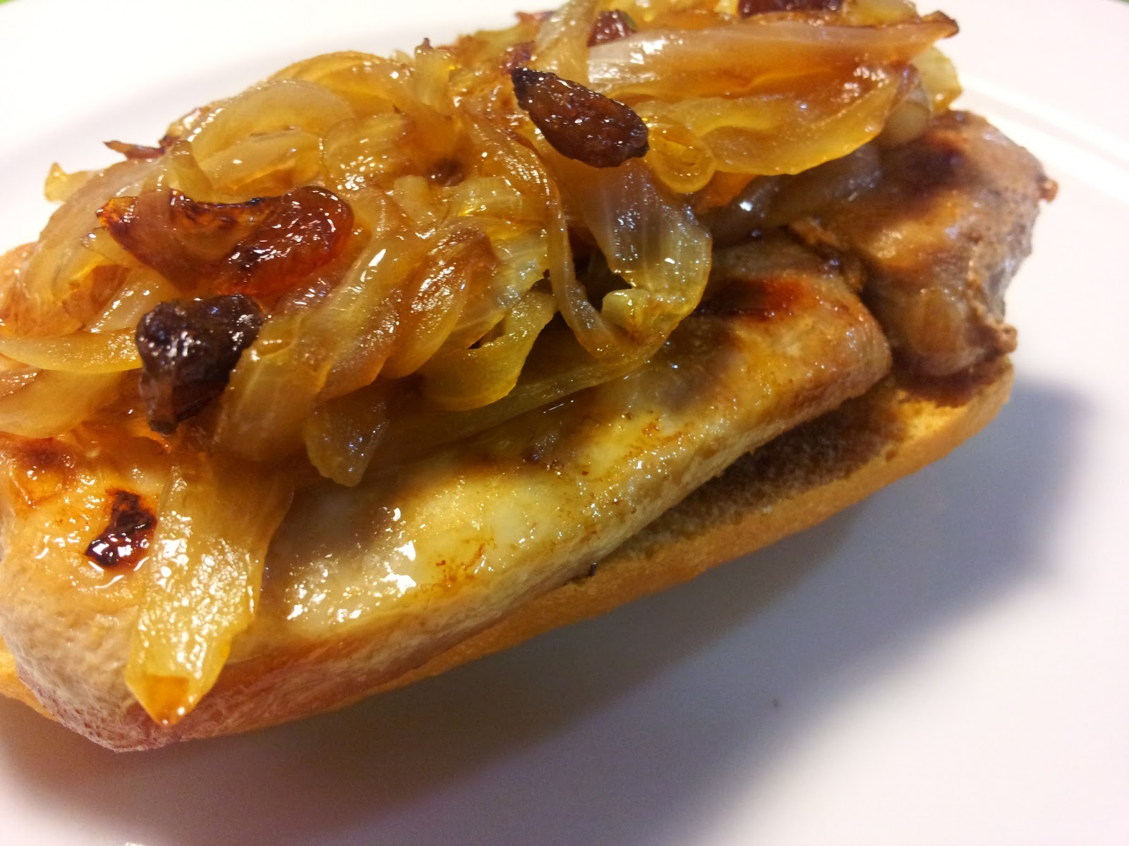 Bocadillo de solomillo de cebon con cebolla caramelizada
