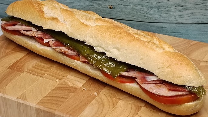 Bocadillo de lomo, jamon, pimientos y tomate