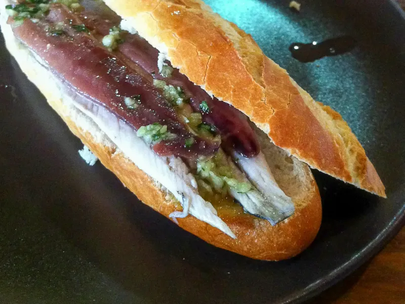 Bocadillo de atun, anchoas y salmon