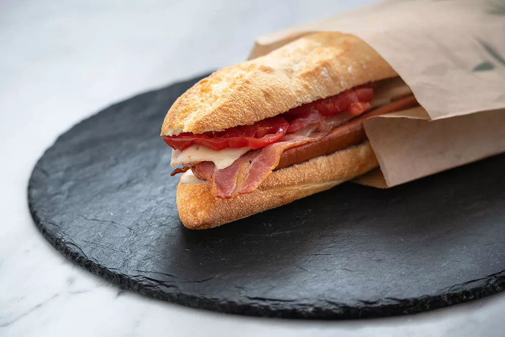 Bocadillo de bacon, tomate y queso