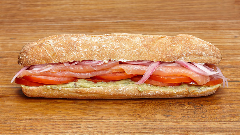Bocadillo de salmon, tomate y mayo