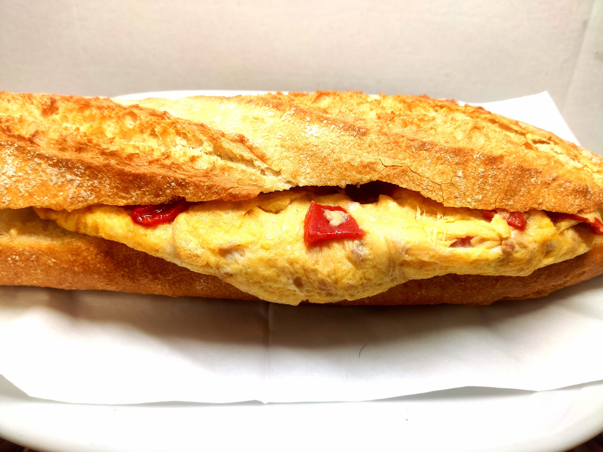 Bocadillo de tortilla francesa con atun