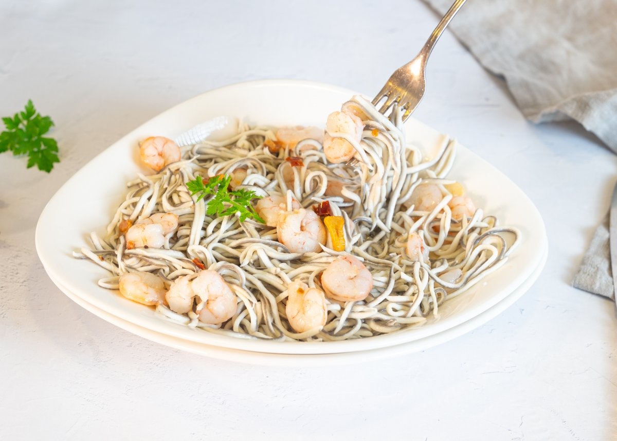 Ración de gulas con gambas