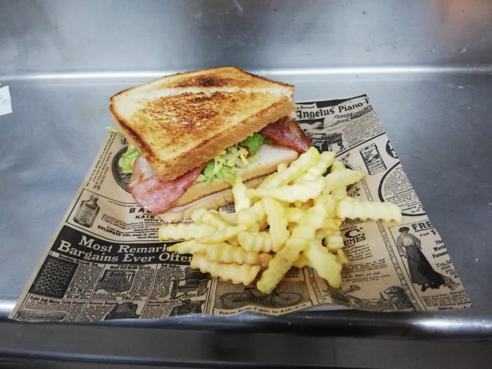 Sandwich club, 2 pisos de pollo, bacon y verdura