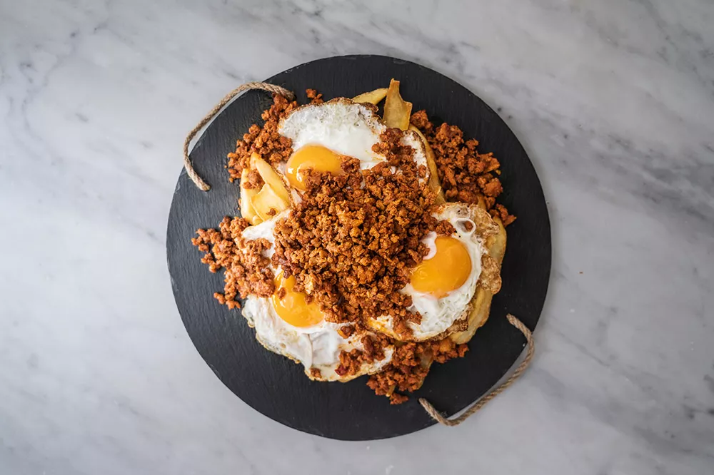 Sarten de huevos rotos con picadillo de venao