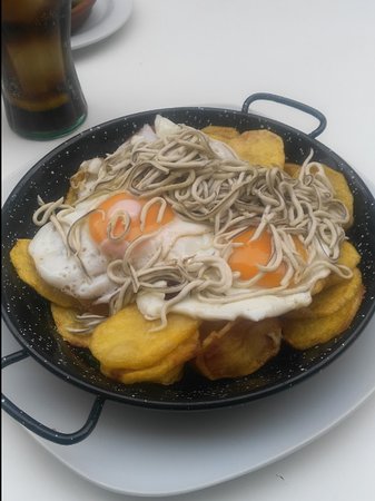 Sarten de huevos rotos con gulas y gambas