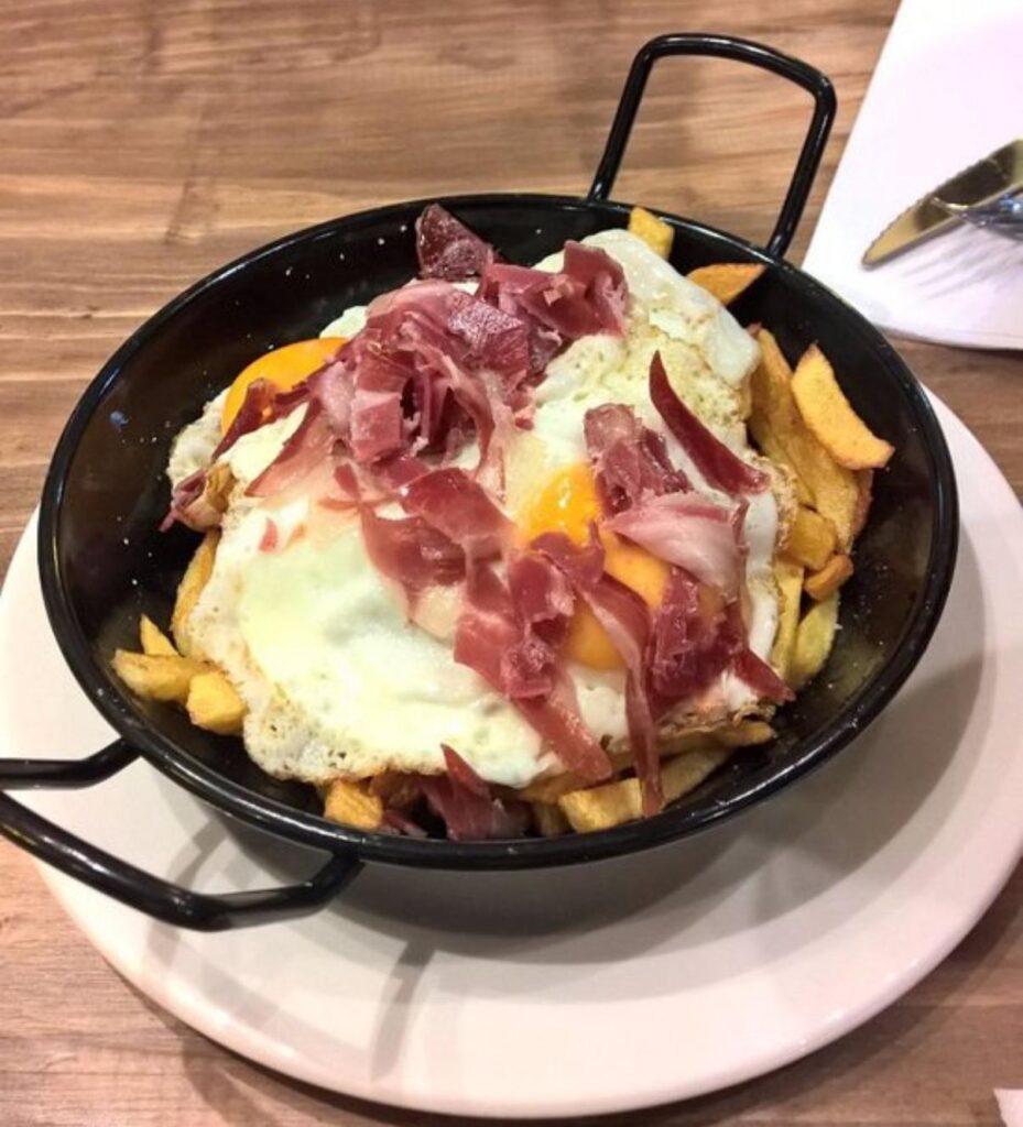 Sarten de huevos rotos con jamon