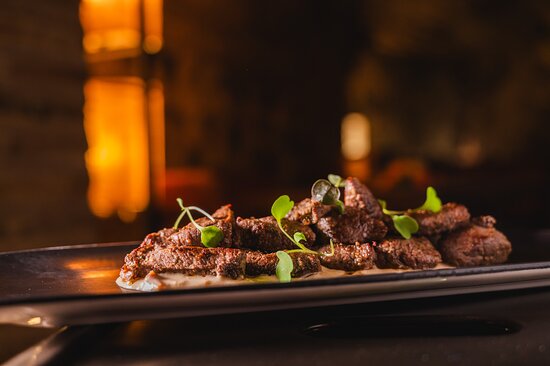 Tosta de venao en adobo con parmesano