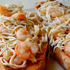 Tosta de gulas con gambas