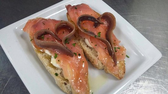 Tosta de salmon, queso anchoas y boqueron