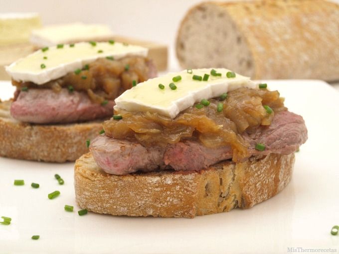 Tosta de solomillo de cebon con salsa pimienta