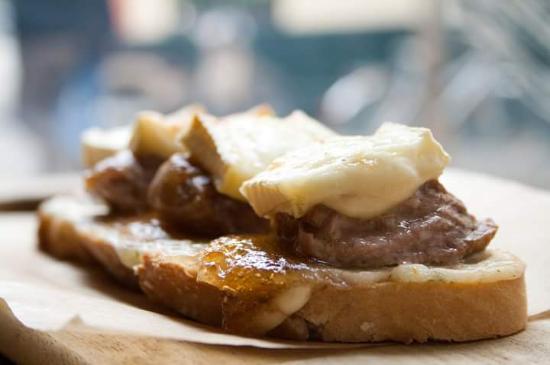 Tosta de solomillo de cebon con cebolla caramelizada y parmesano